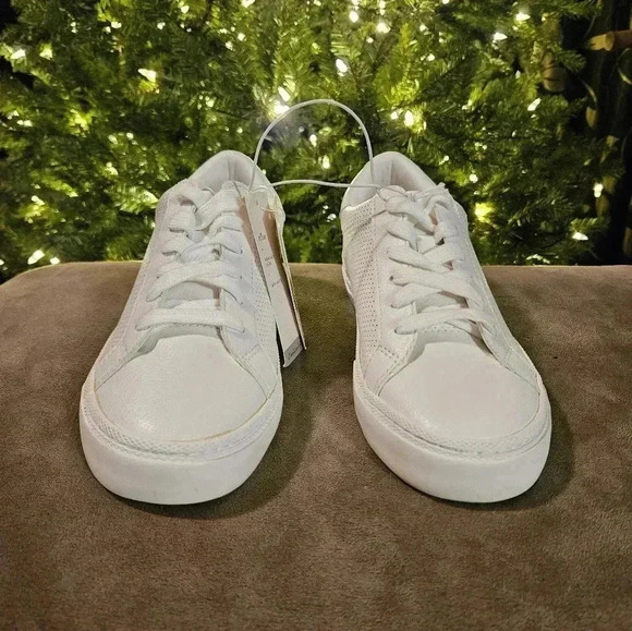 A New Day all white sneakers women's size 6 - Picture 3 of 7
